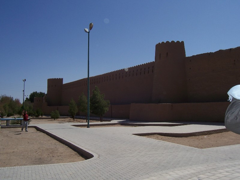 ../Images/100_1566 Yazd - Die alte Stadtmauer.jpg