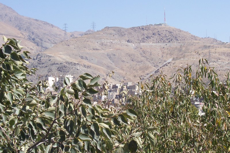 ../Images/100_2239 Teheran - Blick auf Seilbahn - 1. Station.jpg