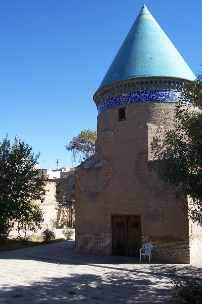 ../Images/100_2619 Qazvin - Mausoleum des Hamfdollah Mostowfi.jpg