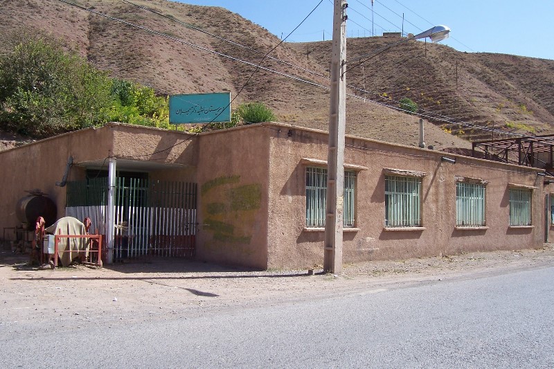 ../Images/100_2729 Fahrt Qazvin - Alamut, alte Schule.jpg