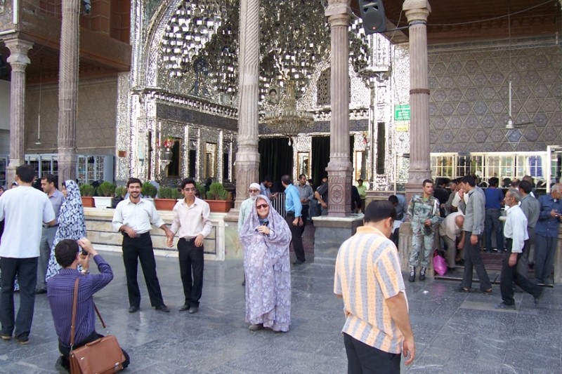 ../Images/100_2870a Im Tschador Mausoleum Abd al-Aziz in Ray - Teheran.jpg